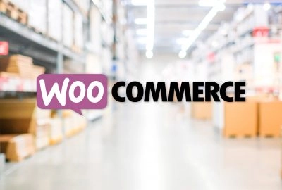 WooCommerce-logo m. lagerhal bagved. Styrk dit salg med en WooCommerce webshop. renesejling.dk