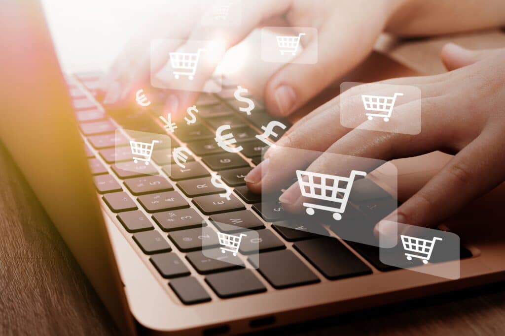 Hænder på tastatur står for daglig drift af webshop. renesejling.dk