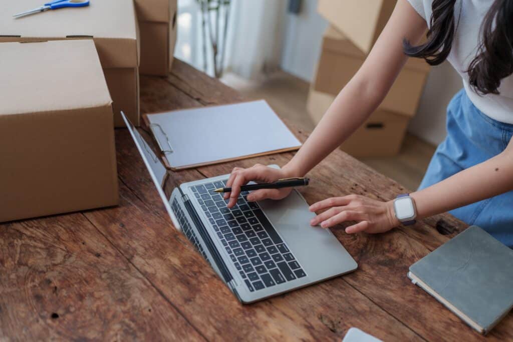 Kvinde v. laptop. Håndterer ordre på lager v. opstart af webshop.