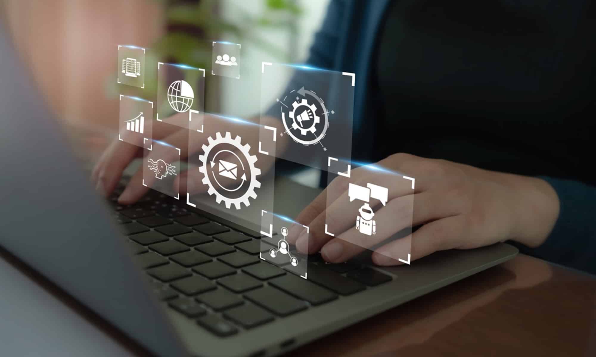 Laptop med ikoner. Pris på hjemmeside er hurtigt tjent hjem med automatisering.